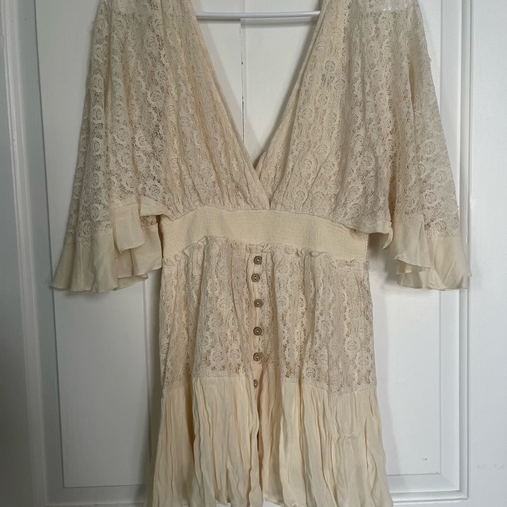 New Vici Lace Flutter Sleeve Romper Ivory Small